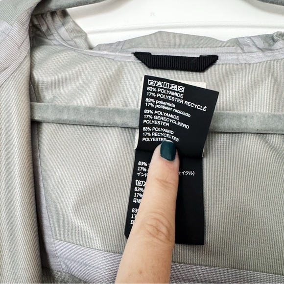 NWT Vuori Women's Tuuli Rain Jacket - Bone - Picture 12 of 13